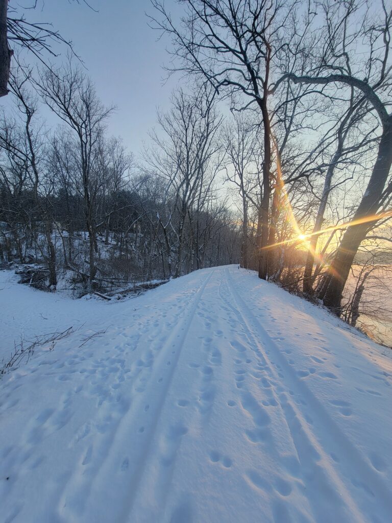 The Potomac River: An Icy Masterpiece 🛶
The Potomac River, "The Nation's River," continues its journey even in the cold. Flowing 383 miles from the mountains to the Chesapeake Bay, the river serves as the majestic border for Maryland, Virginia, West Virginia, and D.C. In the winter, the river banks are often lined with intricate ice formations, creating a natural gallery of crystalline art. It remains a vital waterway for history and a silent witness to the season's rest. Explore more about the winter river landscape via the Maryland DNR.