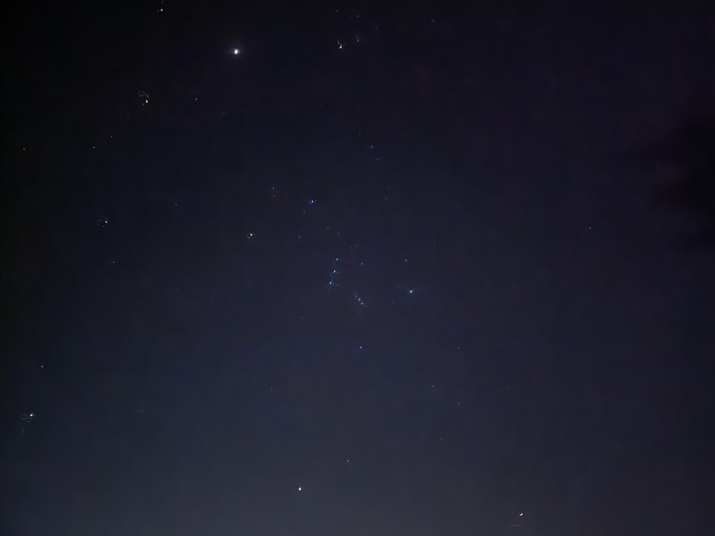 6. Stargazing Under the August Perseids 🌌✨
One of the most spectacular reasons to seek Glamping Perfection in August is the night sky. We are a Dark Sky Retreat, meaning our view of the stars is unobstructed by city lights.

Meteor Showers: August is famous for the Perseid meteor shower. Imagine sitting in our huge fire pit, roasting marshmallows, and watching shooting stars streak across the valley. ✨🍫
Silent Nights: The peace of a summer night in the mountains is restorative. The sounds of crickets and the crackle of the fire provide the perfect soundtrack for your Outdoor Escape.