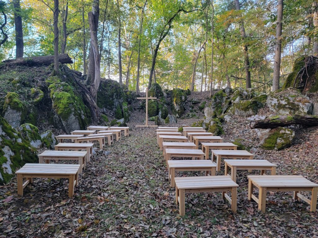 1. The Magic of “The Cove” for Your Intimate Ceremony 🌿🕊️
One of our most enchanting spots for a Micro Wedding is The Cove. Tucked away amidst towering pines and sycamores, The Cove offers a secluded and naturally picturesque setting. Its intimate scale is perfectly suited for smaller gatherings, creating a romantic ambiance that feels straight out of a fairytale.