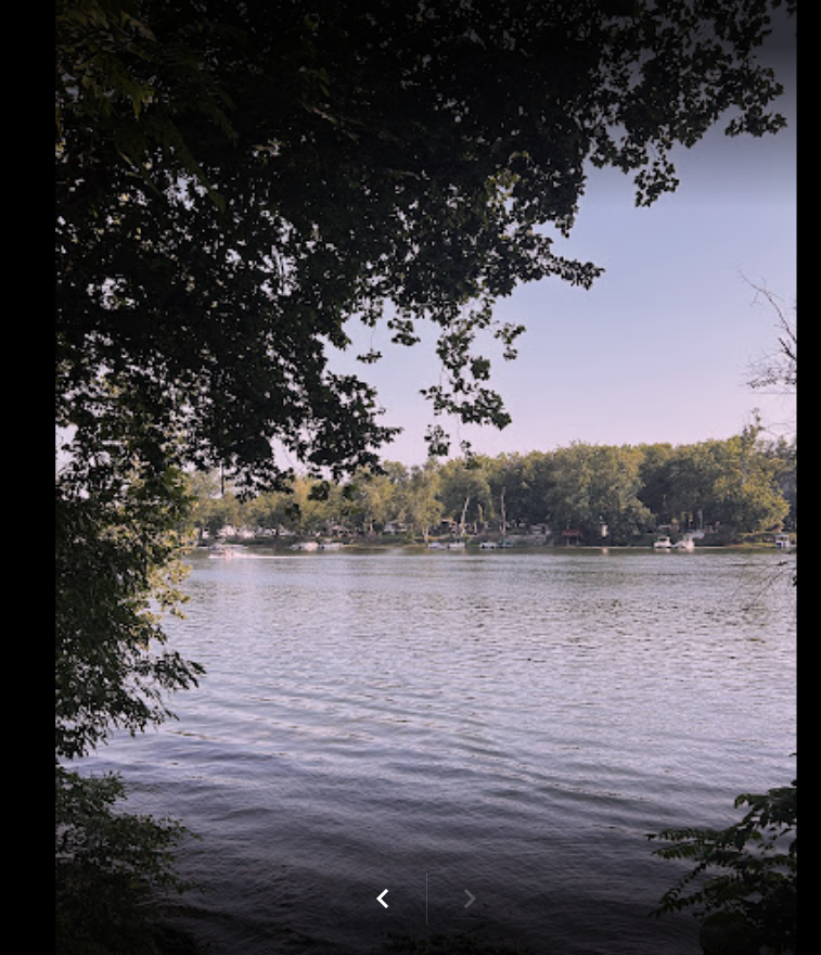 Potomac River Access: A three-minute walk takes you to the river. If your dog loves the water, the Potomac offers shallow areas perfect for splashing and wading.