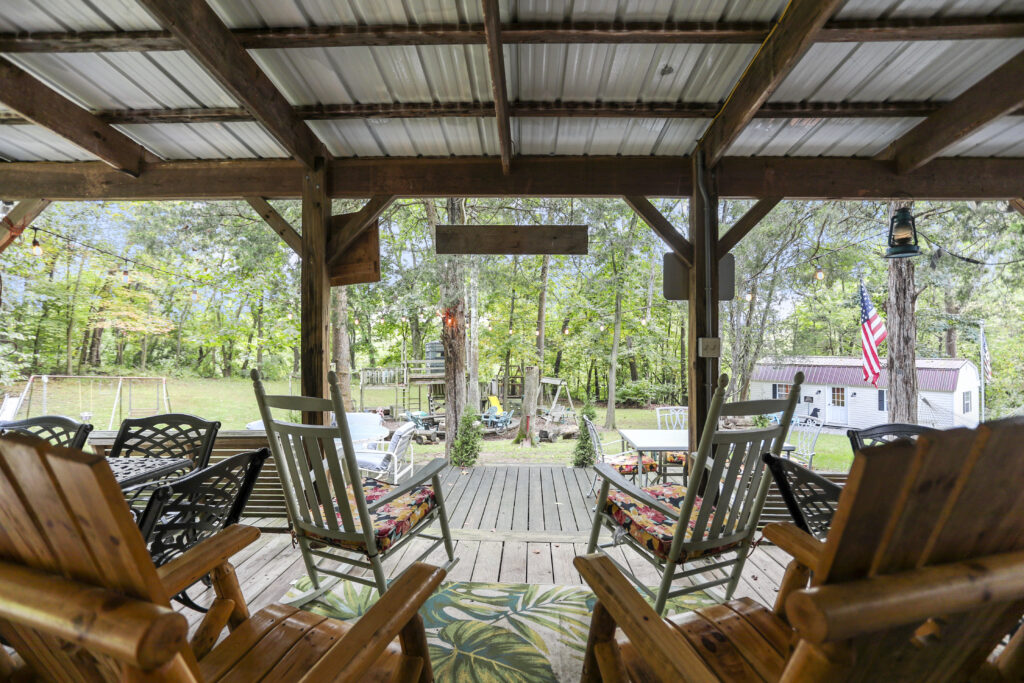 1. Eliminating the Friction of Daily Chores 🏡🧹
One of the biggest thieves of our time is the “maintenance” of daily life—cleaning, laundry, and endless chores. When you book our Glamping Cabins, you are stepping into a managed environment. We handle the details so you can focus on relaxing. This Tranquil Escape allows you to trade a mop for a hiking staff and a vacuum for a campfire poker. By removing these micro-stresses, you reclaim hours of mental energy.