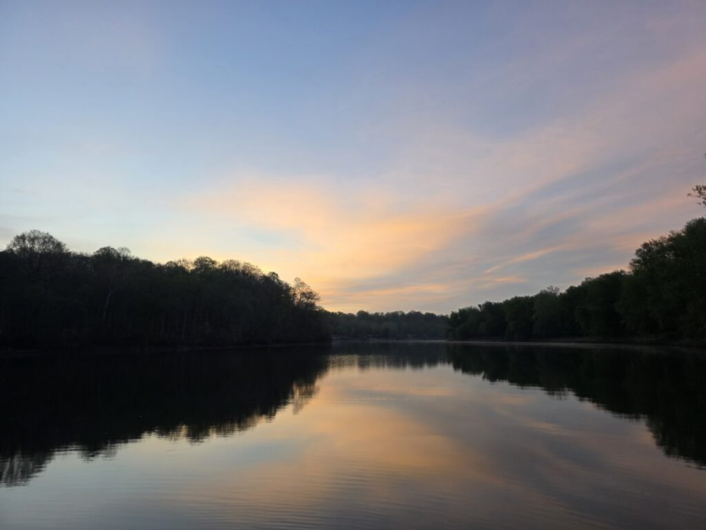 🌊 4. Winding Tales and History Along the Potomac River
The mighty Potomac River flows just a short distance from our property, serving as a historic and majestic backdrop for your autumn adventures. In October, the river reflects the brilliant colors of the mountain shoreline, creating breathtaking vistas that change with the shifting light of day.